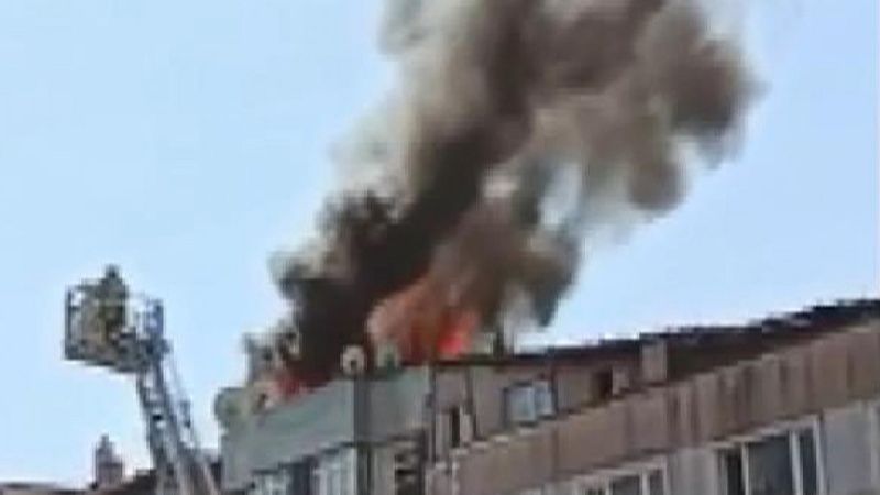 Fatih'te 4 katlı binanın çatısında yangın çıktı