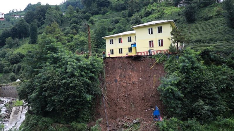 Rize'de okulun bahçesi çöktü