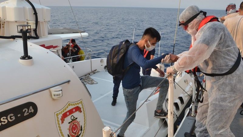 İzmir açıklarında yelkenli teknede 100 kaçak göçmen yakalandı