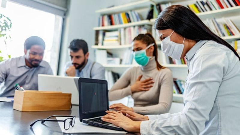 İşçiler endişeli: Aşı olmayanlar işten çıkarılabilir mi?