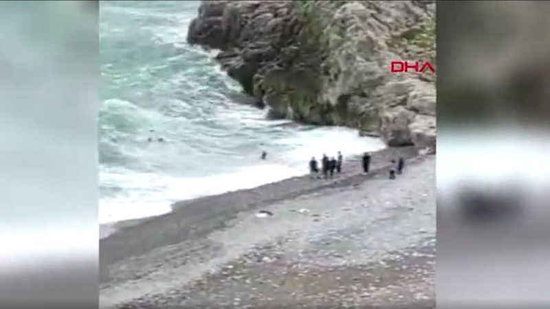 Zonguldak’ta dalgaların arasında kalan 2 kişi halatla kurtarıldı