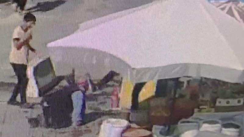 Iğdır'daki çalışan, dükkanın önünde oturan engelliye tekme attı