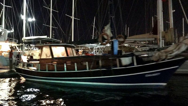 Muğla'da halatı teknenin pervanesine dolanan yelkenlide 3 kişi mahsur kaldı