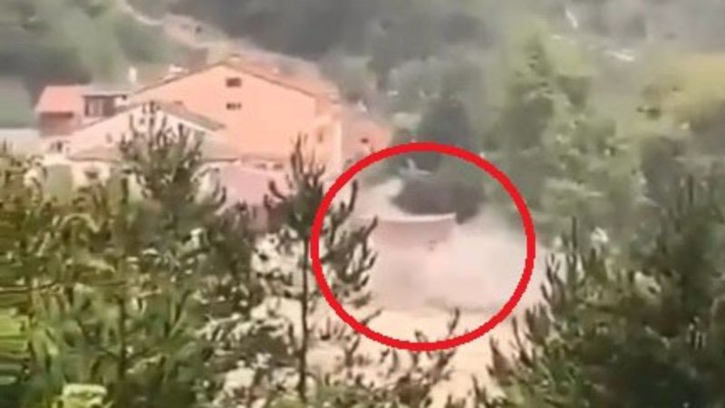 Sinop'ta selin yıktığı ev kamerada