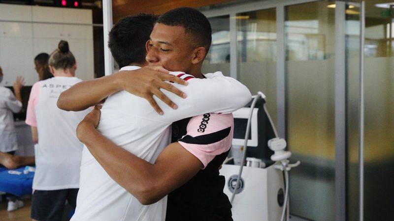 Kylian Mbappe, Lionel Messi'yi karşıladı