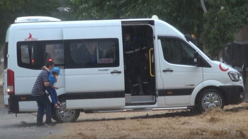 Gümüşhane’de sağanak yağış, yolları 10 dakikada göle çevirdi