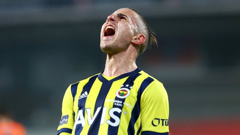 Pelkas'ın omzu çıktı