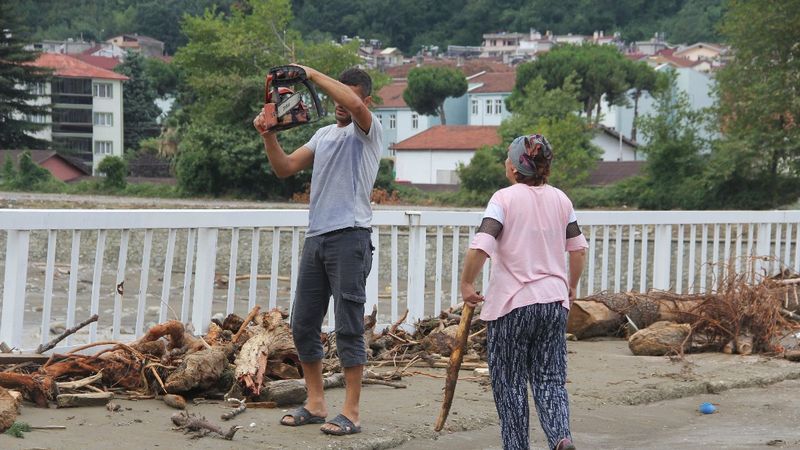 Ayancık'ta vatandaşlar kışlık odunu selden çıkarıyor