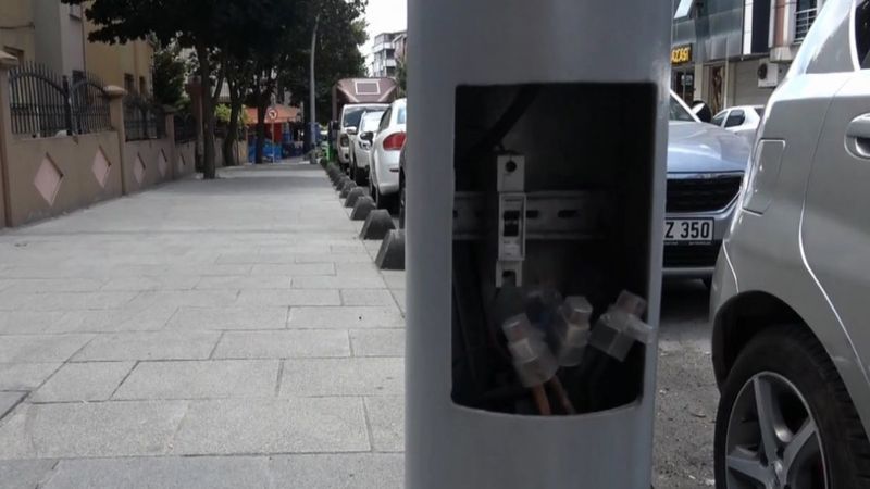 Sultangazi'de aydınlatma direklerinin kapakları çalındı