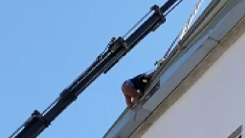 Gaziantep'te inşaat işçisi çatıda asılı kaldı