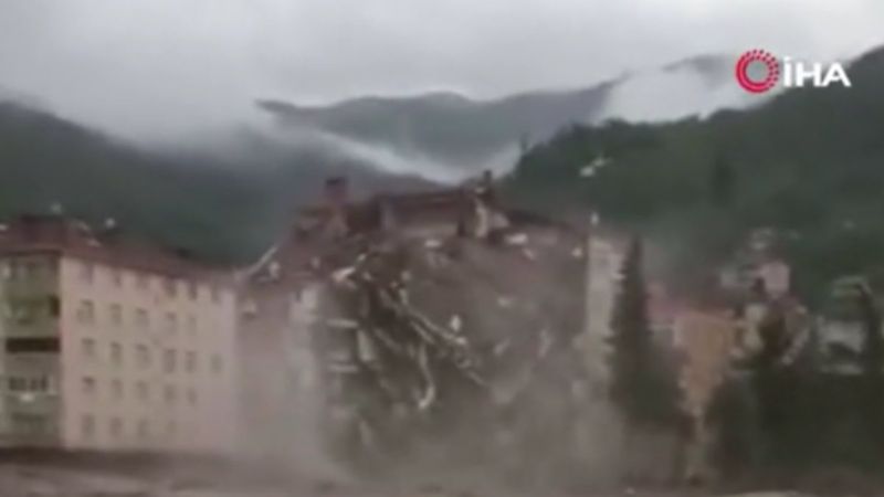 Kastamonu'da binanın yıkılma anı