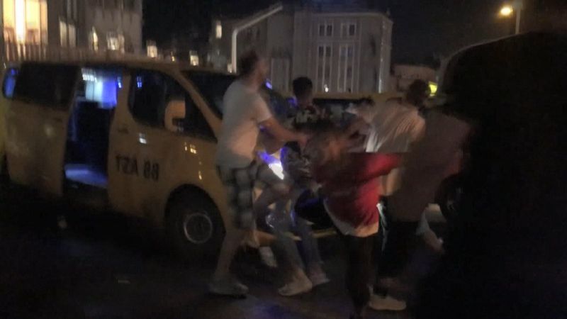 Taksim'de tekme tokat meydan kavgası