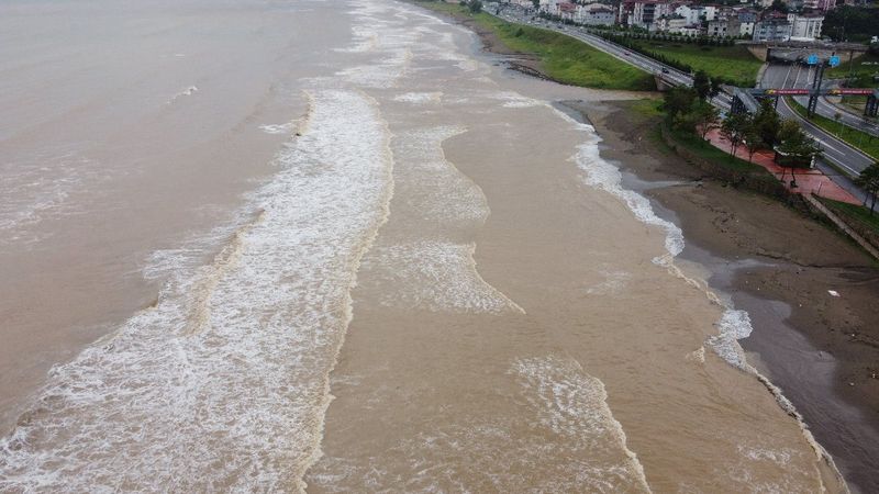 Ordu'da sel sonrası sahil çamura büründü