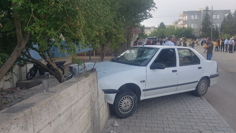 Adıyaman'da otomobil kaldırımda duran gençlerin arasına daldı