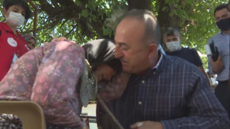 Mevlüt Çavuşoğlu'na sarılıp ağlayan yaşlı kadın: Devlet buraya yağmur gibi yağdı