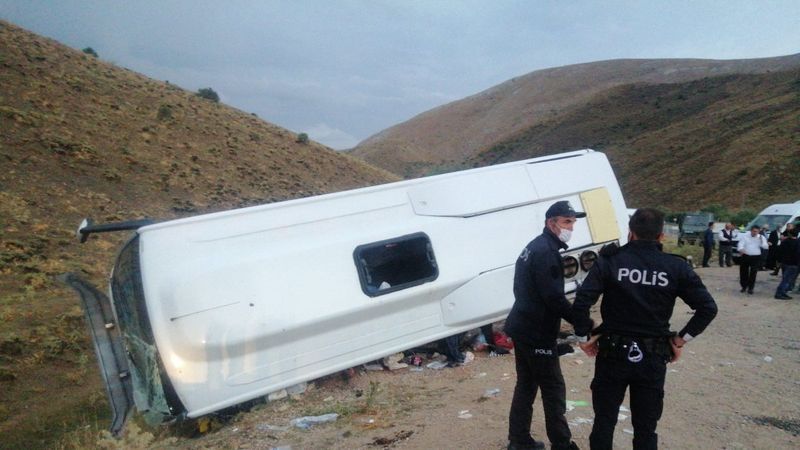 Kayseri'de midibüs dere yatağına devrildi: 29 yaralı