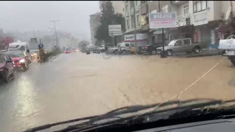 Rize'de sağanak yağış yolları göle çevirdi, şelale taştı