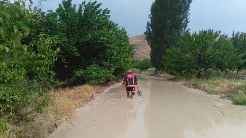 Malatya'da sel nedeniyle kapanan yol ulaşıma açıldı