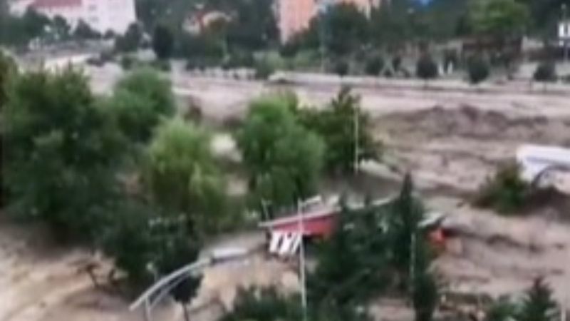 Kastamonu'da dehşet anları: Sel suları bir kişiyi böyle yuttu
