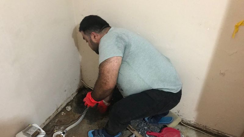 Beyoğlu'nda evini lağım suyu basan vatandaş isyan etti