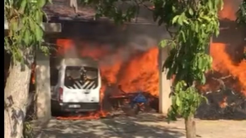 Çorum'da minibüs ve tarım aletleri, bulundukları depoda yandı