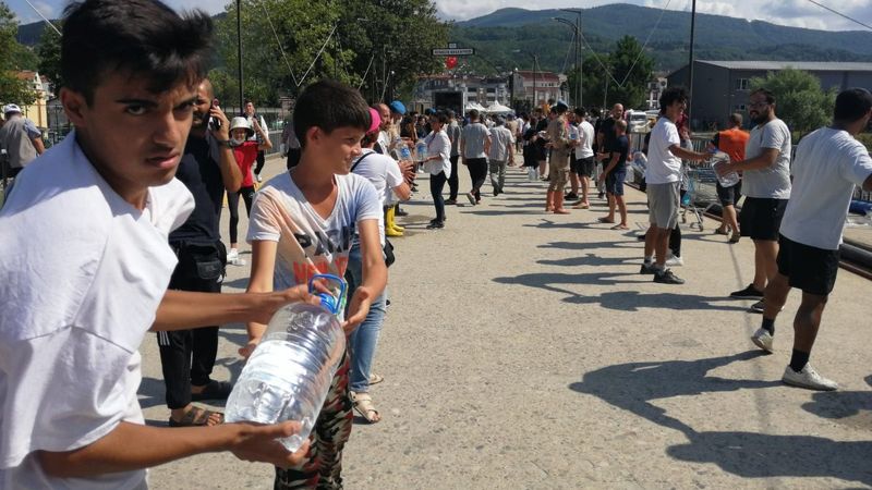 Sinop'ta yardım için insan zinciri yapıldı