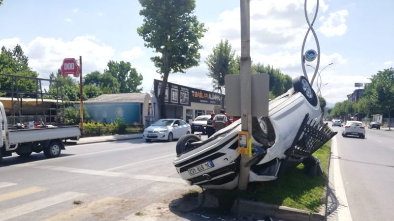 Sakarya’da servise çarpmamak için manevra yapan araç ters döndü