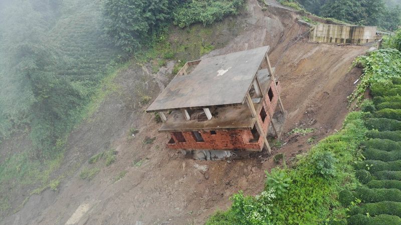 Rize’de heyelan, 3 katlı evi sürükledi