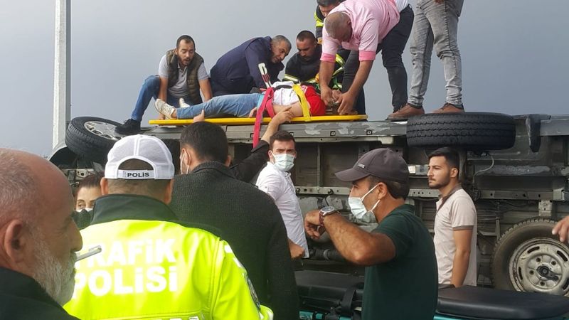 Kars’ta minibüs yan yattı, yolcular araç içinde sıkıştı