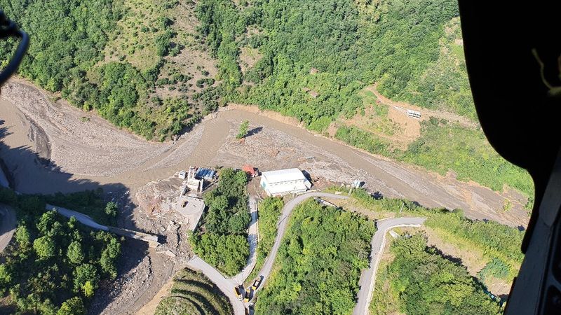 DSİ Genel Müdürü, gazeteciler ile HES alanını helikopterle inceledi