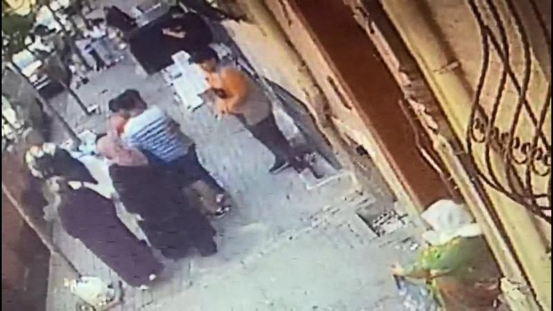 Esenyurt’ta zekat vereceğiz diye kandırdılar, 5 bin lira çaldılar