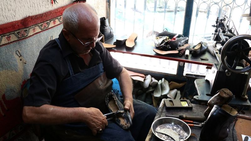 Konyalı Mehmet Usta, kendisi gibi yürüme engelliler için özel ayakkabı üretiyor