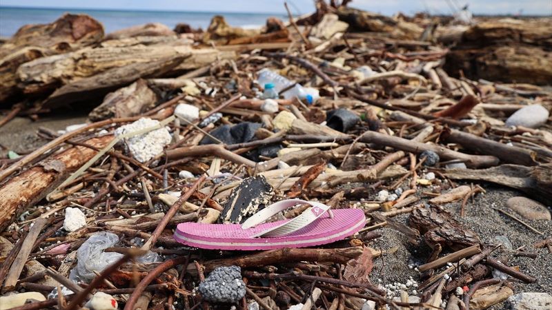 Kastamonu'da selin ardından eşyalar sahile vurdu