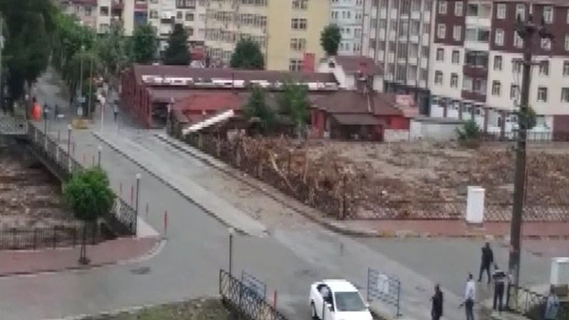 Kastamonu'da tomruklar köprüyü tıkadı