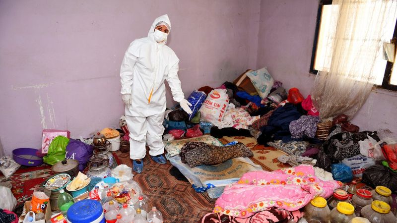 Mersin'de yalnız yaşayan kadının evinden 1 kamyon çöp çıktı