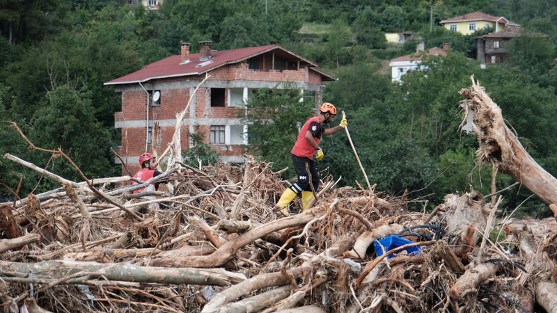 İHH ekipleri sel bölgelerinde köylere ulaştı