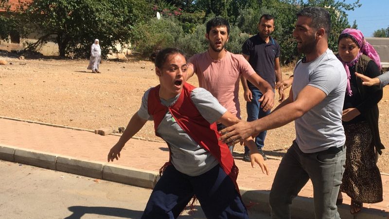 Antalya’da husumetli aileler birbirine girdi