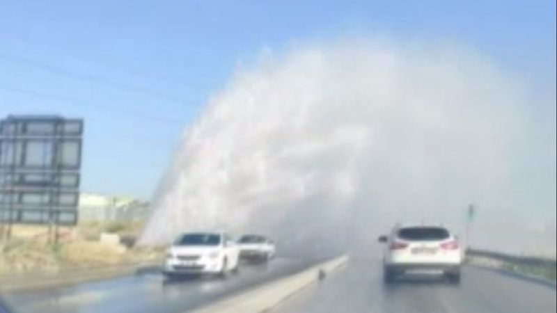 İSKİ’nin su borusu patladı, sürücüler zor anlar yaşadı