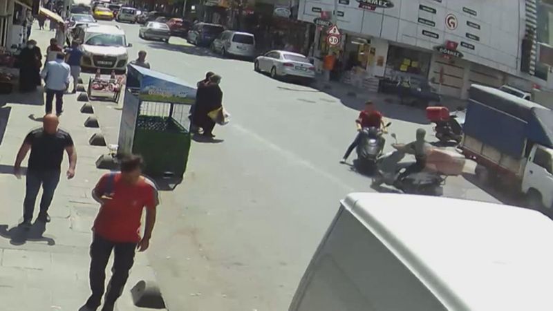 Sultangazi’de moto kuryeler kafa kafaya çarpıştı