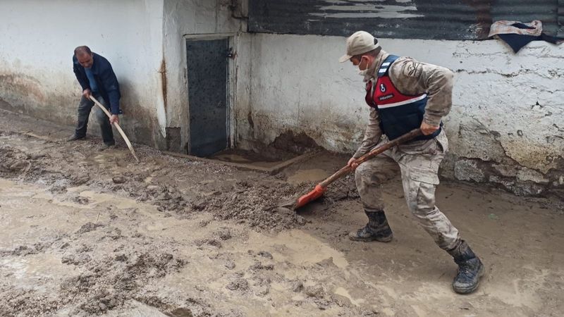 Kars’ta, jandarma ve komandolar sel bölgesinde