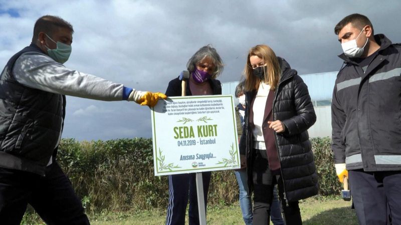 Avcılar’da, öldürülen kadınların isimlerini taşıyan demir tabelaları çaldılar