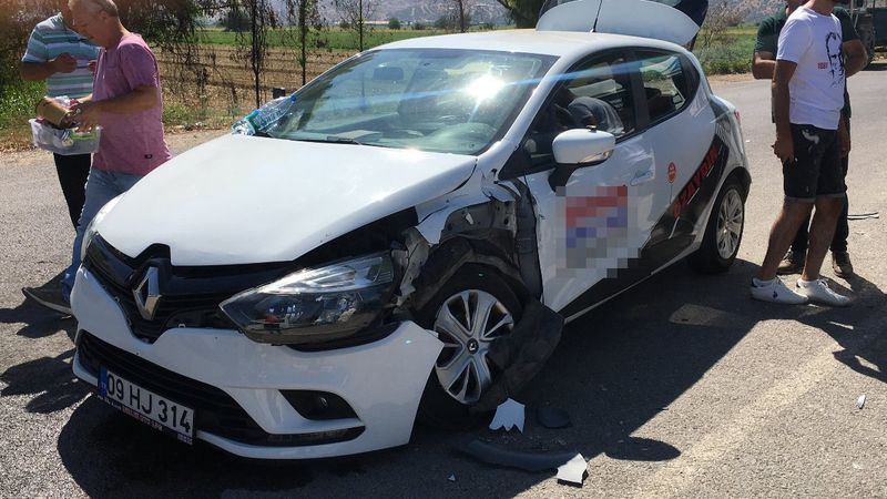 Aydın’da sürücü eğitmeni, yolcu minibüsüyle çarpıştı