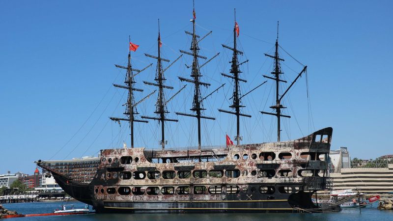 Alanya'da tekne yangınları sonrası denizde temizlik yapıldı