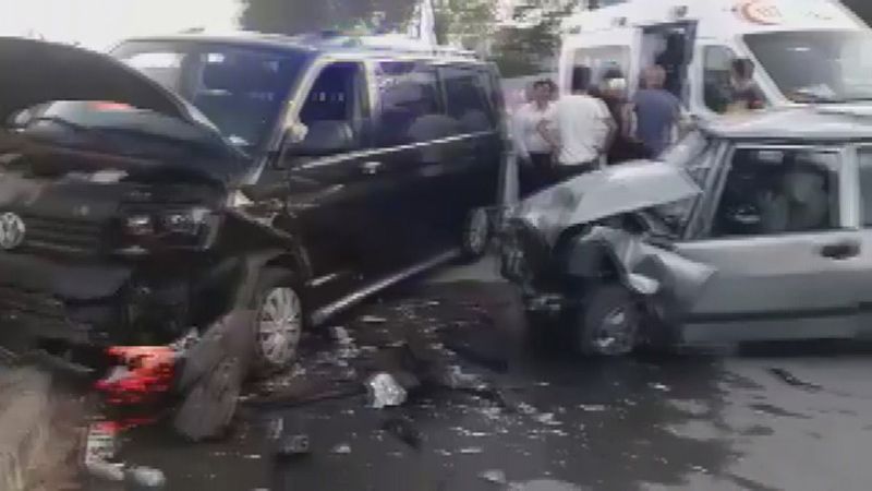 Arnavutköy'de 7 kişi, minibüs ile otomobilin çarpışmasıyla yaralandı