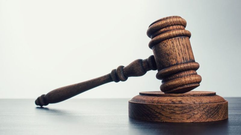 Müdüre ayakkabı fırlatan öğretmene ceza