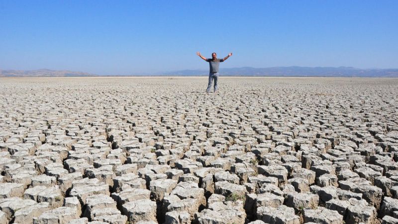 Marmara Gölü kurudu, zemininde derin yarıklar oluştu