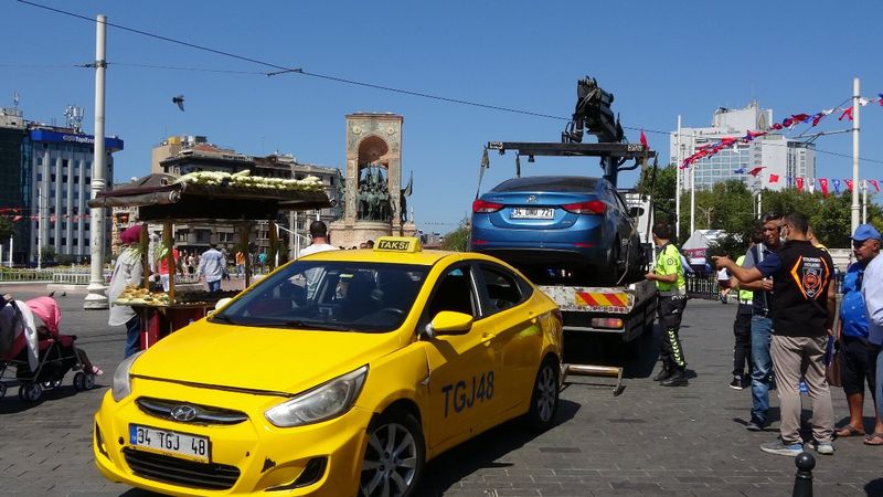 Taksim'de çantasını takside unutan turist, eksik para için taksiciyi şikayet etti