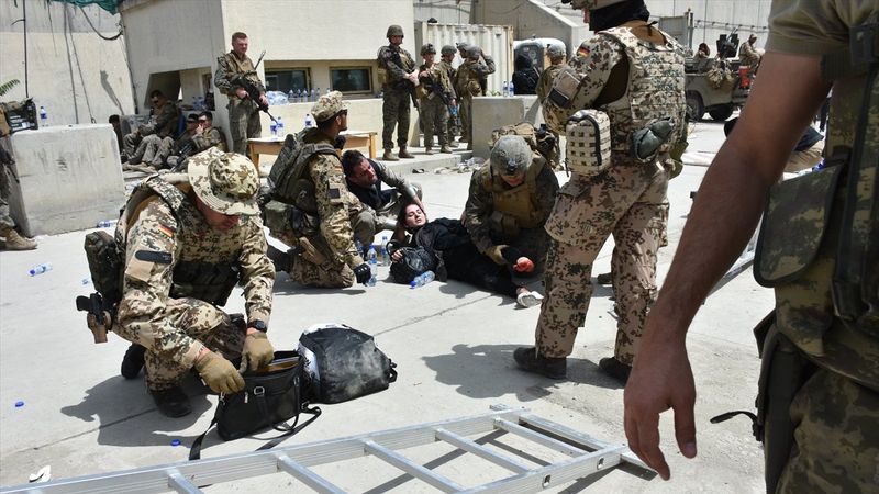 Kabil Havalimanı'nda gergin bekleyiş sürüyor