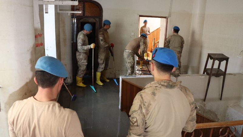 Mehmetçik felaket bölgesinde gönül kazanmaya devam ediyor