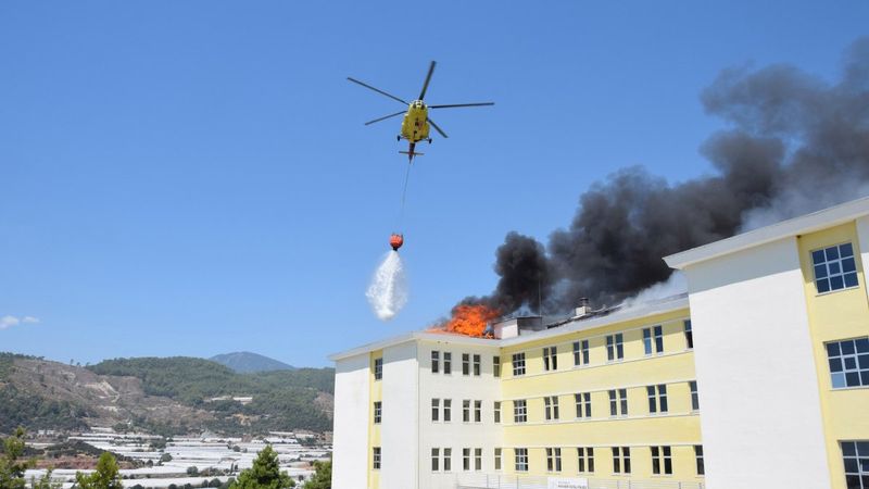 Antalya’da öğrenci yurdu çatısında yangın